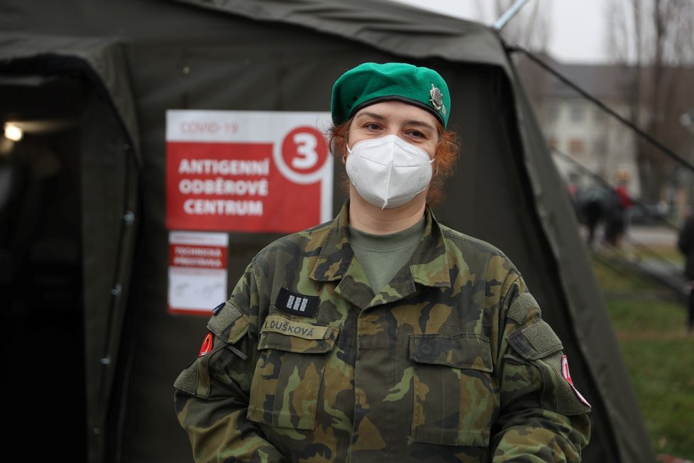 Jitka pracuje na odběrové místě v Ústřední vojenské nemocnici