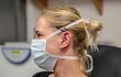 Otevření tetovacích salonů v Česku: Marta přišla na piercing do ucha
