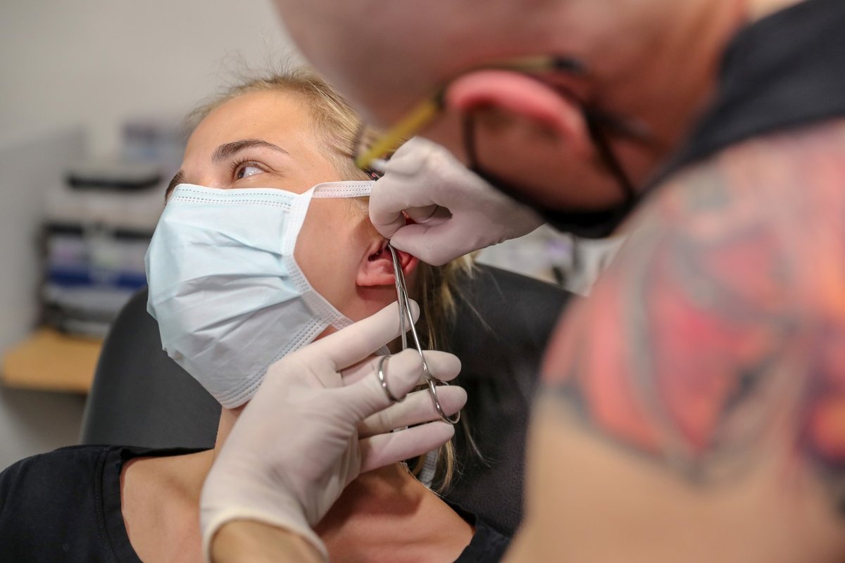 Otevření tetovacích salonů v Česku: Marta přišla na piercing do ucha