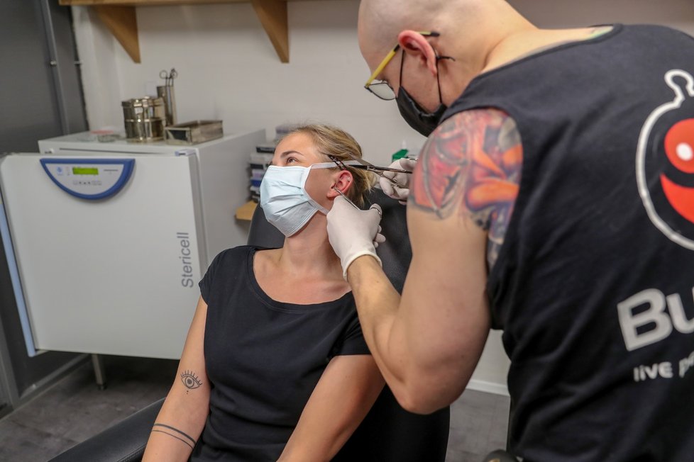 Otevření tetovacích salonů v Česku: Marta přišla na piercing do ucha.