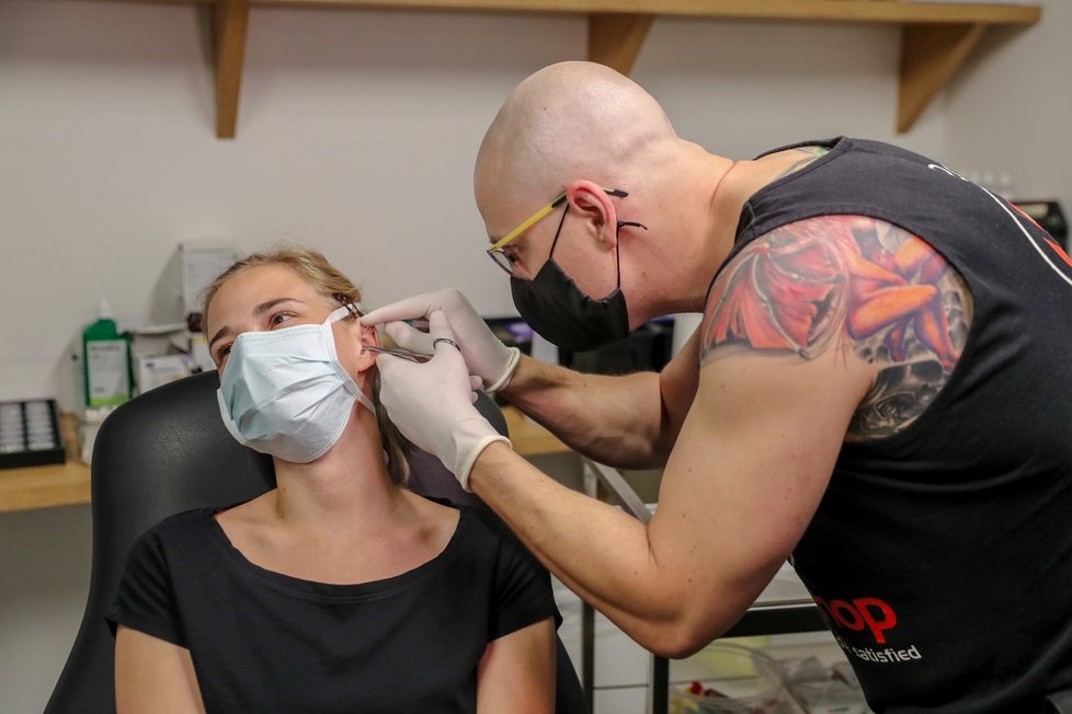 Otevření tetovacích salonů v Česku: Marta přišla na piercing do ucha
