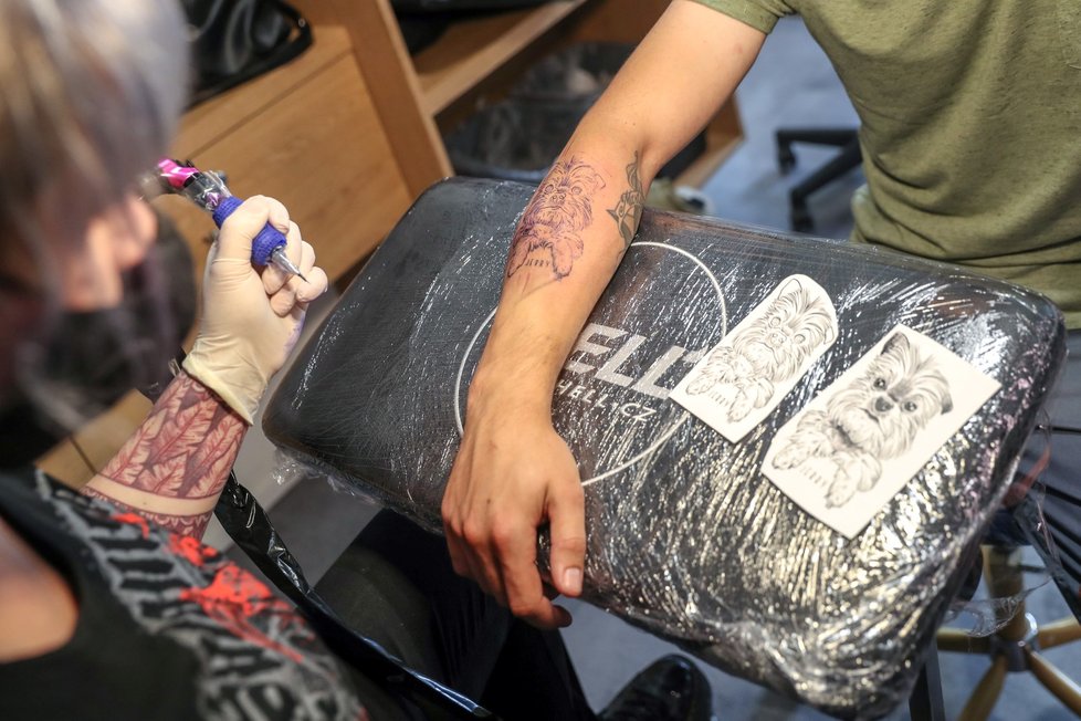 Michal vyrazil hned první den po karanténě na tetování.
