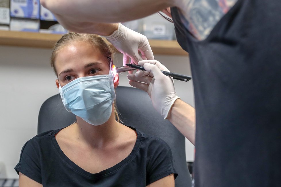 Otevření tetovacích salonů v Česku: Marta přišla na piercing do ucha