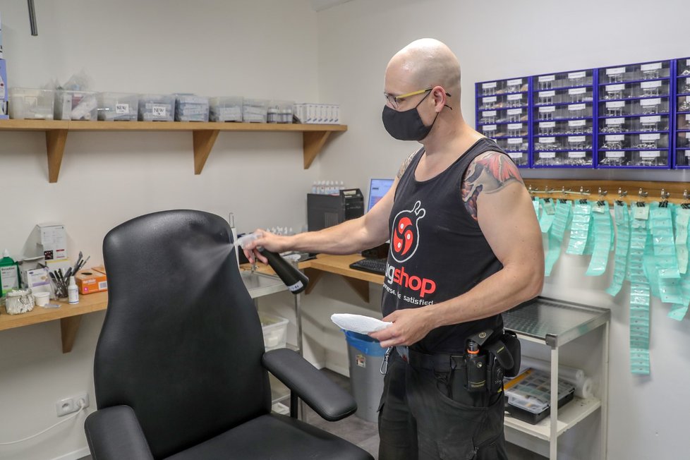 Miloslav Míka, provozovatel studia Hell, musel přistoupit k řadě změn ve svém tetovacím salonu