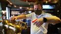 Koronavirus a loňské otevření restaurací: Přípravy v pivnici v centru Brna
