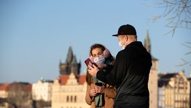 Lidé v rouškách v Praze (3. 4. 2020)