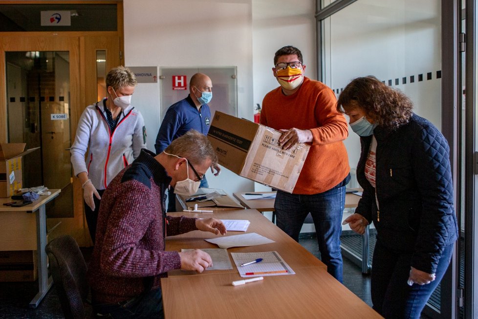 Moravskoslezský kraj začal ráno 11. dubna 2020 v Ostravě vydávat zástupcům sociálních zařízení rychlotesty pro plošné testování zaměstnanců a klientů v pobytových sociálních službách.