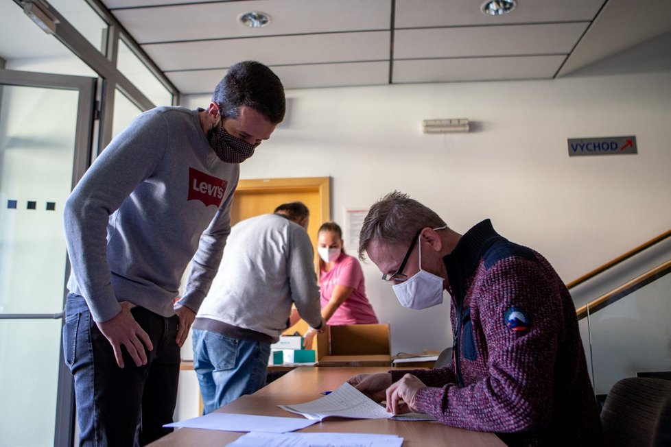Moravskoslezský kraj začal ráno 11. dubna 2020 v Ostravě vydávat zástupcům sociálních zařízení rychlotesty pro plošné testování zaměstnanců a klientů v pobytových sociálních službách.