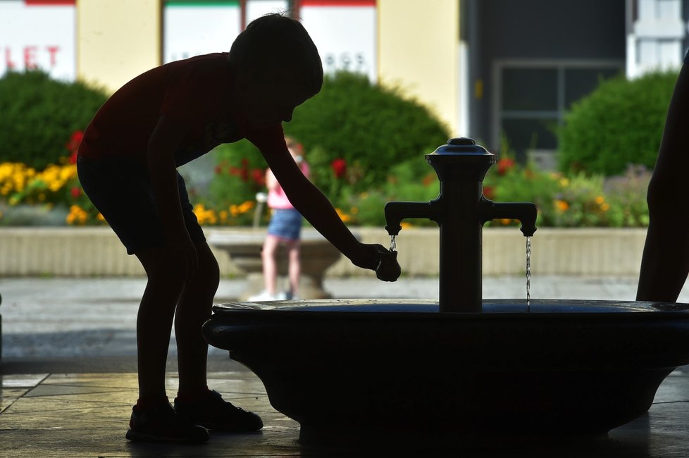 Turisté na Mlýnské kolonádě v Karlových Varech