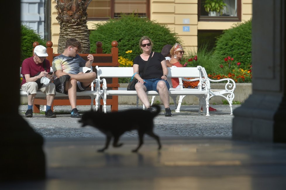 Turisté na Mlýnské kolonádě v Karlových Varech