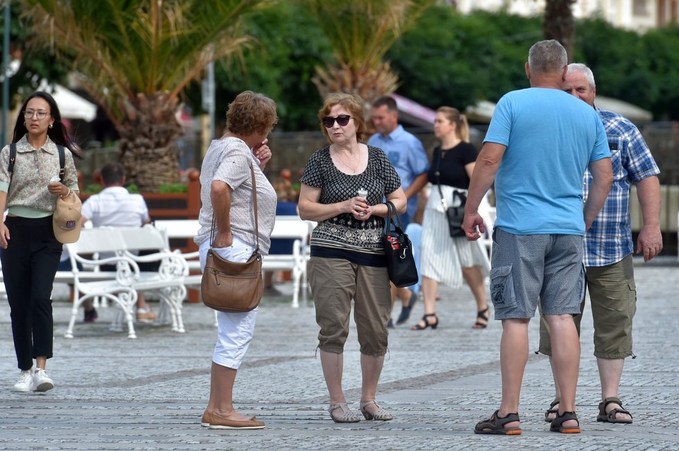 Turisté na Mlýnské kolonádě v Karlových Varech