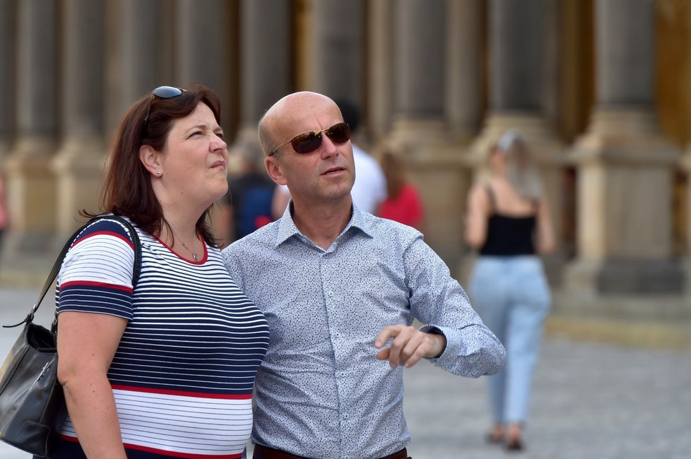 Turisté na Mlýnské kolonádě v Karlových Varech