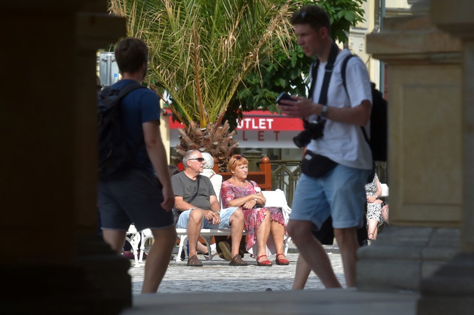 Turisté na Mlýnské kolonádě v Karlových Varech