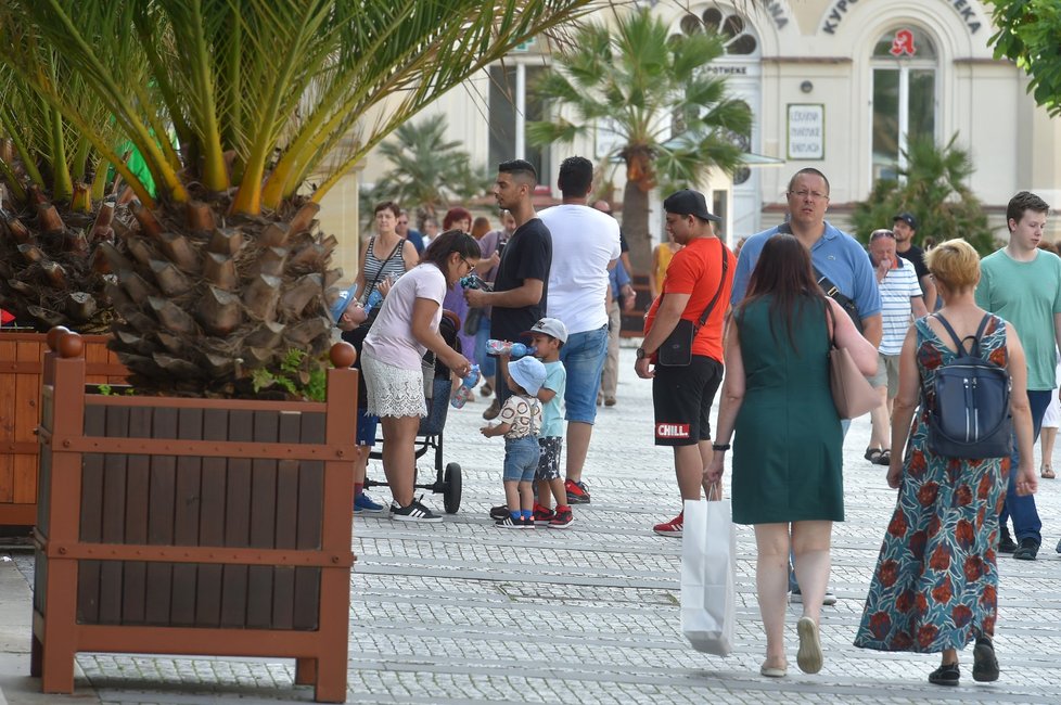 Turisté na Mlýnské kolonádě v Karlových Varech