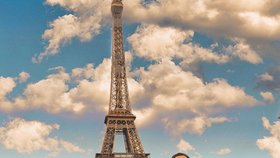 Svět se bojí koronaviru. Bohatí teenageři na to kašlou!Rus Tair Marassulov přidal fotky v Paříži v masce Luis Vuitton s popiskem „Kašlu na koronavirus.“