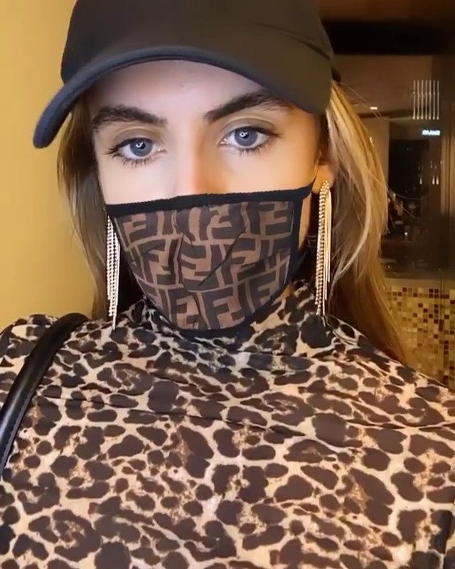 Italsko-ruská modní návrhářce Julia, ještě před týdnem přidávala na svůj instagram fotku v masce značky Fendi s popiskem „Čas koronaviru.&#34;