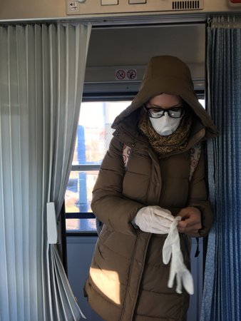 Anna (25) měla po cestě ze zahraničí nasazený respirátor i roušku, aby nikoho nenakazila, kdyby náhodou sama měla koronavirus.