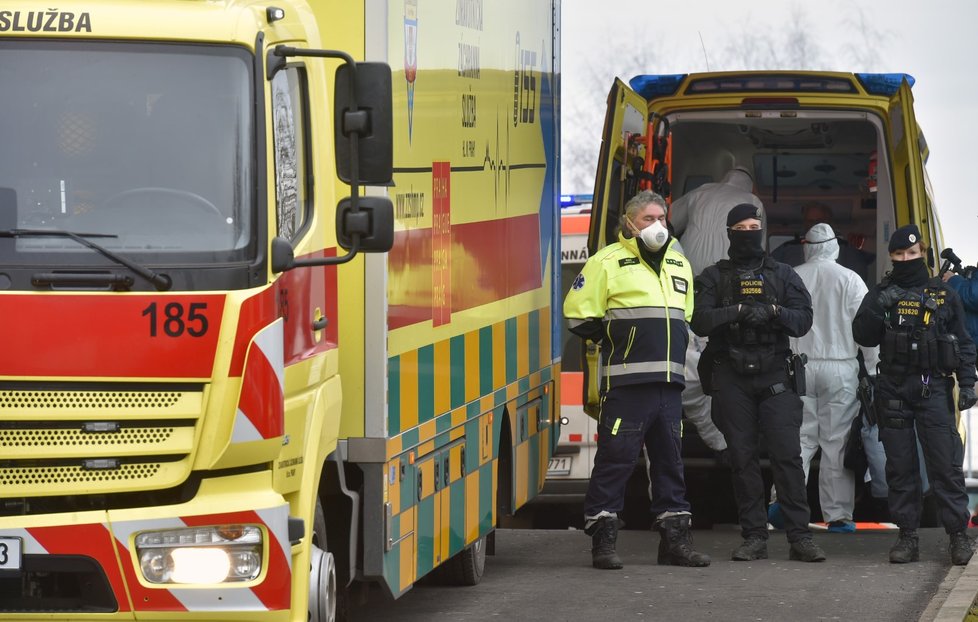 Převoz pacientů z přetížené nemocnice v Chebu