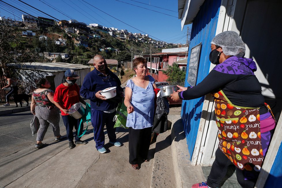 Koronavirus v Chile: NA vesnicích funguje roznos jídel.