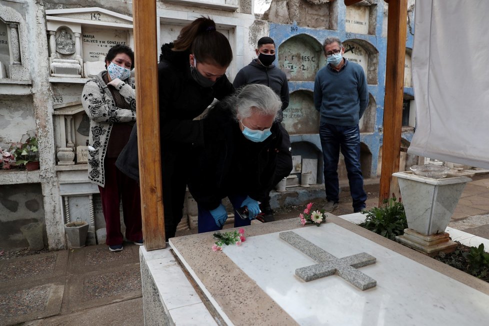 Pohřeb jedné z obětí koronaviru v Chile
