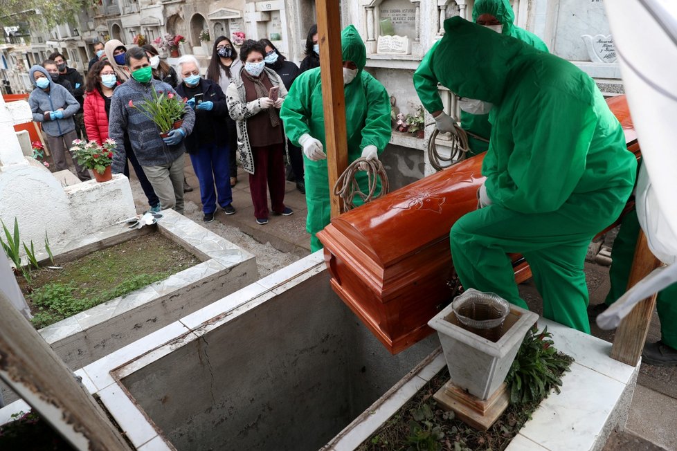 Pohřeb jedné z obětí koronaviru v Chile