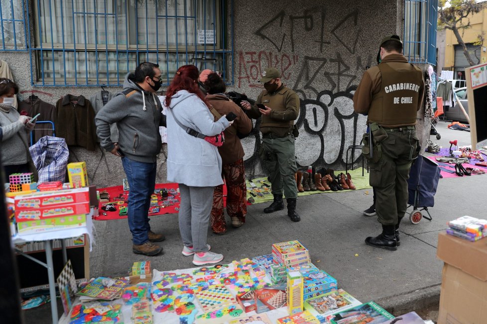 Koronavirus v Chile: Policisté kontrolují neformální market na ulici, kde se schází chudí a nezaměstnaní.