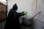 Muž v kostýmu Batmana rozdává v Chille jídlo, které sám nakupuje a vaří, lidem bez domova