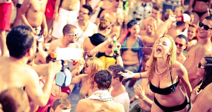 Taneční party v chorvatském Zrce je oblíbeným cílem turistů. Během pandemie koronaviru však i zdrojem nákazy.