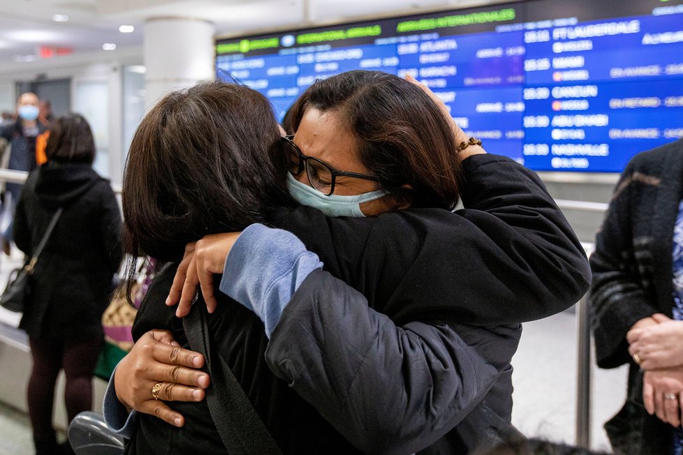 Obavy ze šíření koronaviru: Přílet cestujících z Číny do kanadského Toronta (26. 1. 2020)