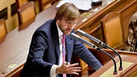 Ministr zdravotnictví Adam Vojtěch (za ANO) hájil ve Sněmovně opatření ČR kvůli koronaviru. (28.1.2020)