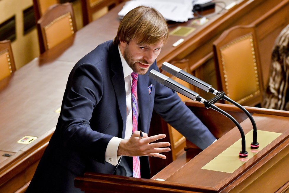 Ministr zdravotnictví Adam Vojtěch (za ANO) hájil ve Sněmovně opatření ČR kvůli koronaviru (28.1.2020)