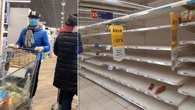 Lidé v obavách před koronavirem vykoupili v jednom pražském supermarketu regál s trvanlivými potravinami. Před nákupní mánií varují v Česku, ale i v Itálii (vlevo foto z Milána).