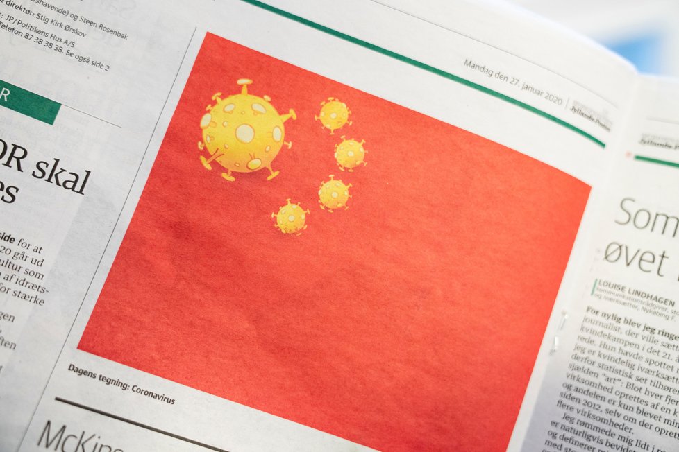 Dánský list zobrazil vlajku Číny s nakažlivými viry místo hvězd