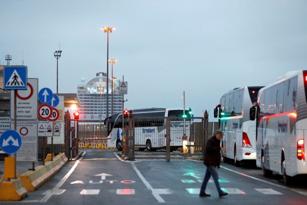 Obavy z koronaviru v Itálii: V přístavu Civitavecchia drželi na palubě tisíce cestujících pro podezření na virus na palubě kvůli manželům z Macaa, které se nakonec neprokázalo (31. 1. 2020).