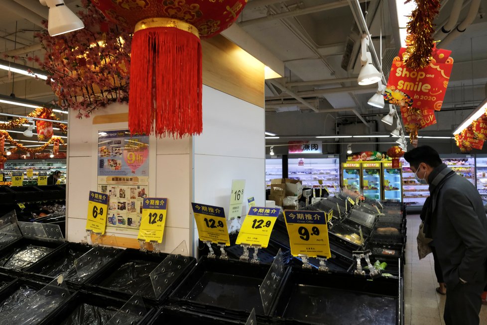 Obavy z dalšího šíření koronaviru: Regály supermarketů v Hongkongu zejí prázdnotou (30.1.2020)