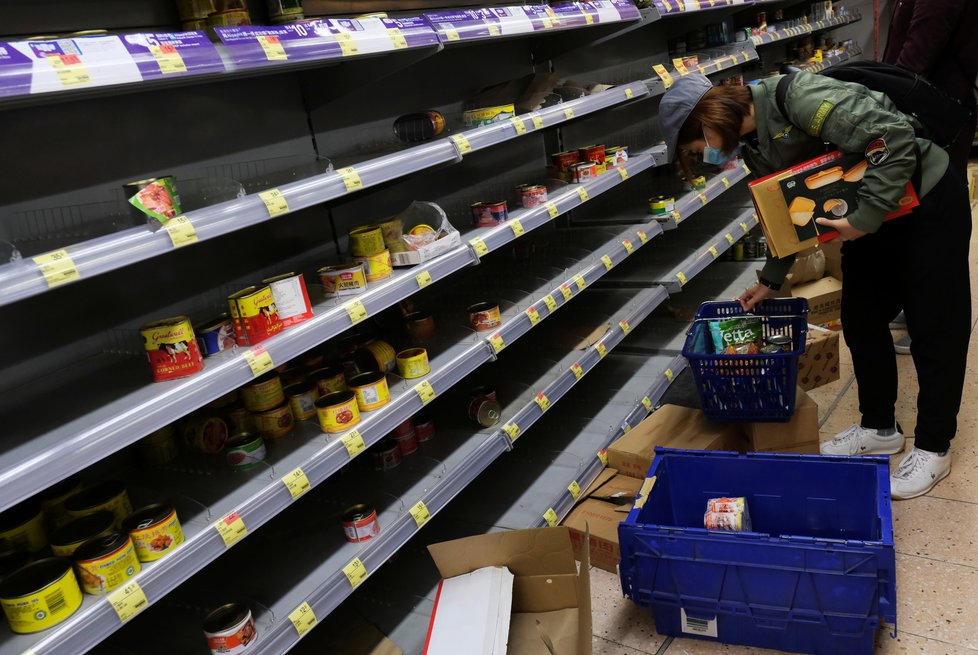 Obavy z dalšího šíření koronaviru: Regály supermarketů v Hongkongu zejí prázdnotou. (30.1.2020)