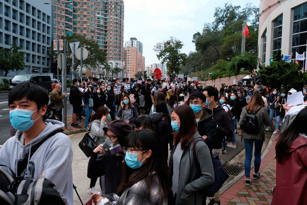 Obavy ze šíření koronaviru: Protesty před nemocnicí v Hongkongu (4.2.2020)