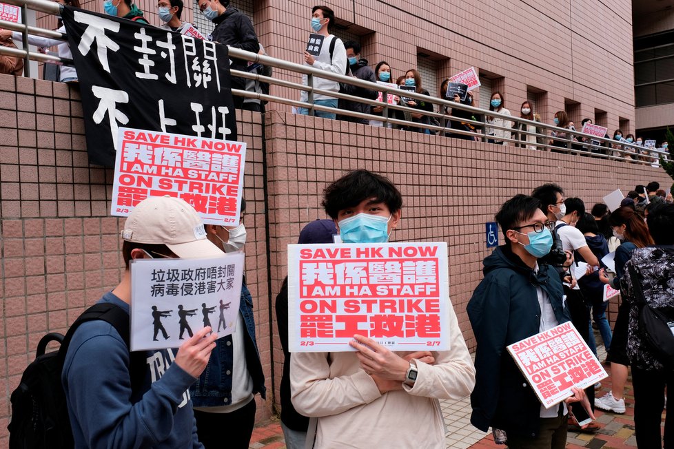 Obavy ze šíření koronaviru: Protesty před nemocnicí v Hongkongu (4.2.2020)