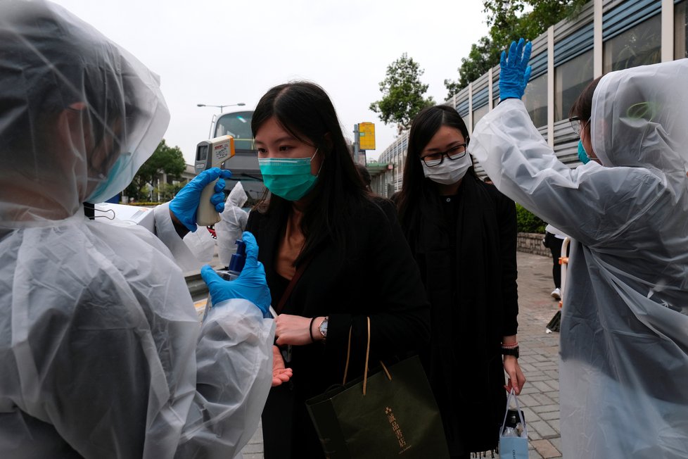 Kontroly kvůli koronaviru na autobusové zastávce Tin Shui Wai v Hongkongu (4.2.2020)