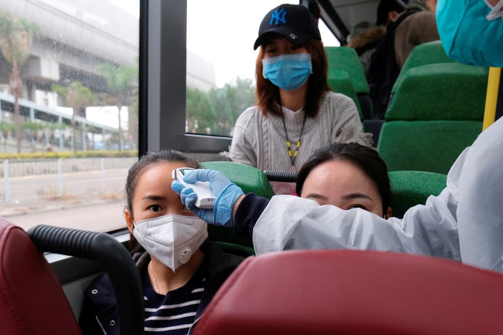 Kontroly kvůli koronaviru na autobusové zastávce Tin Shui Wai v Hongkongu (4.2.2020)