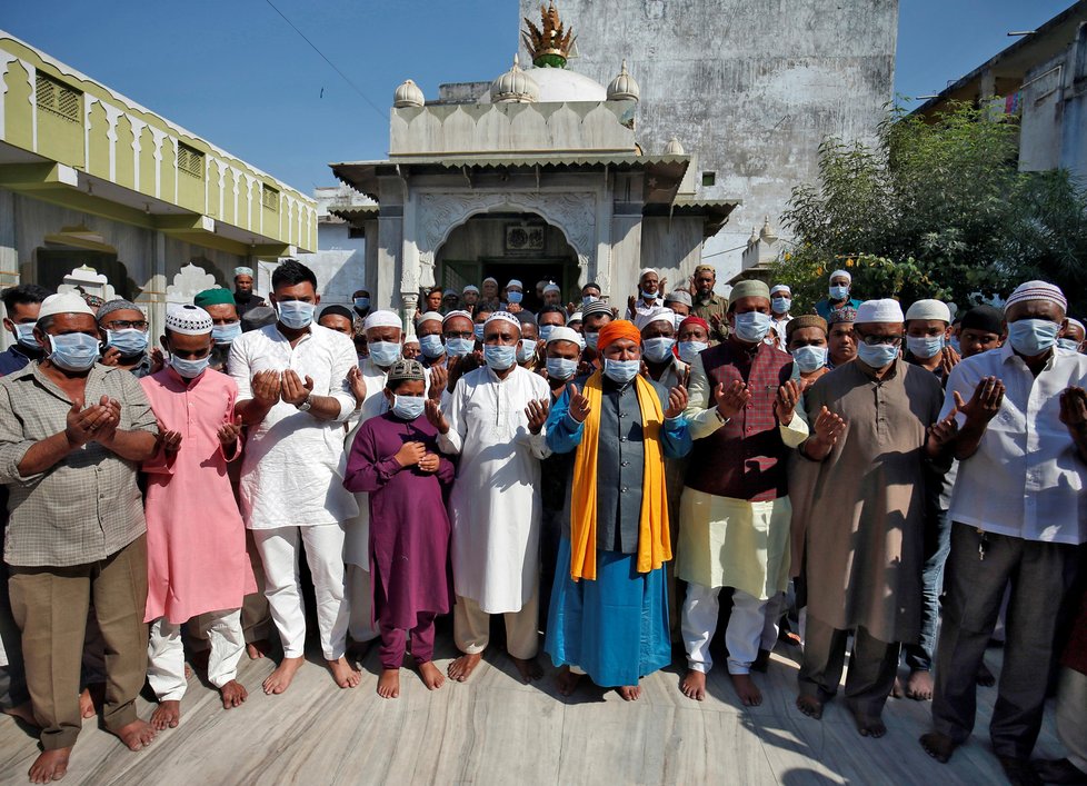 Obavy ze šíření koronaviru: Modlitba v indickém Ahmadebadu (31.1.2020)