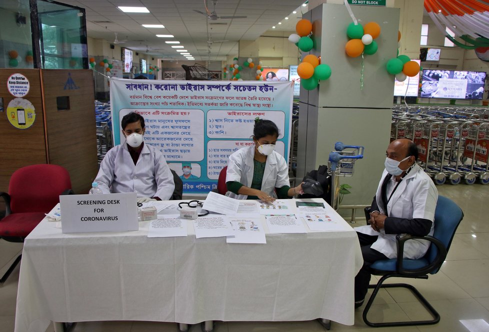 Obavy z koronaviru: Screening cestujících na letišti v indické Agartale (31.1.2020)