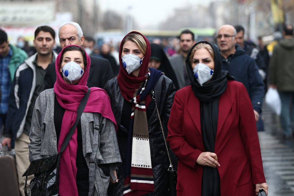 Íránské ženy s rouškami na bazaru v Teheránu a obavy z koronaviru (20.2.2020)