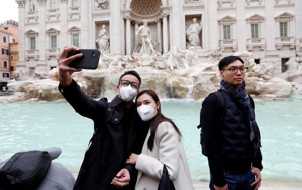 Turisté u Fontány Di Trevi v Římě a obavy z koronaviru (31. 1. 2020)