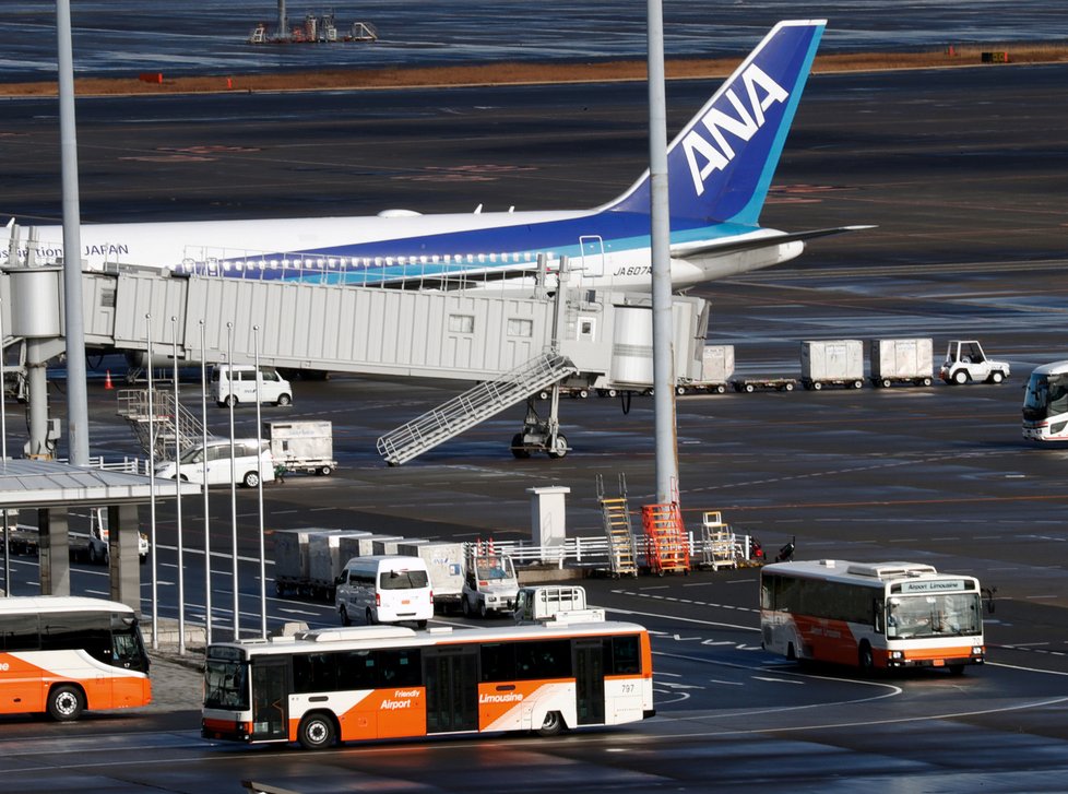 Do Japonska přiletělo letadlo s lidmi z Wu-chanu zasaženého koronavirem (29. 1. 2020).
