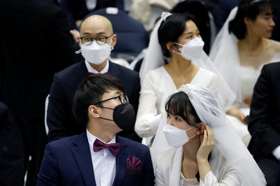 Masová svatba v Jižní Koreji ve stínu koronaviru (8.2.2020)