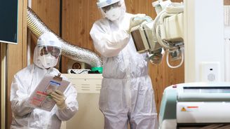 Australská laboratoř pěstuje koronavirus. Chce zjistit, jak moc je nebezpečný pro člověka