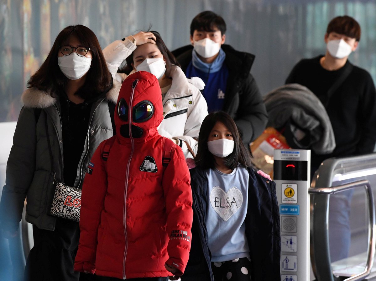 Obavy z koronaviru zasáhly i Jižní Koreu, ke kontrolám dochází i na letišti v Incheonu (29.1.2020)