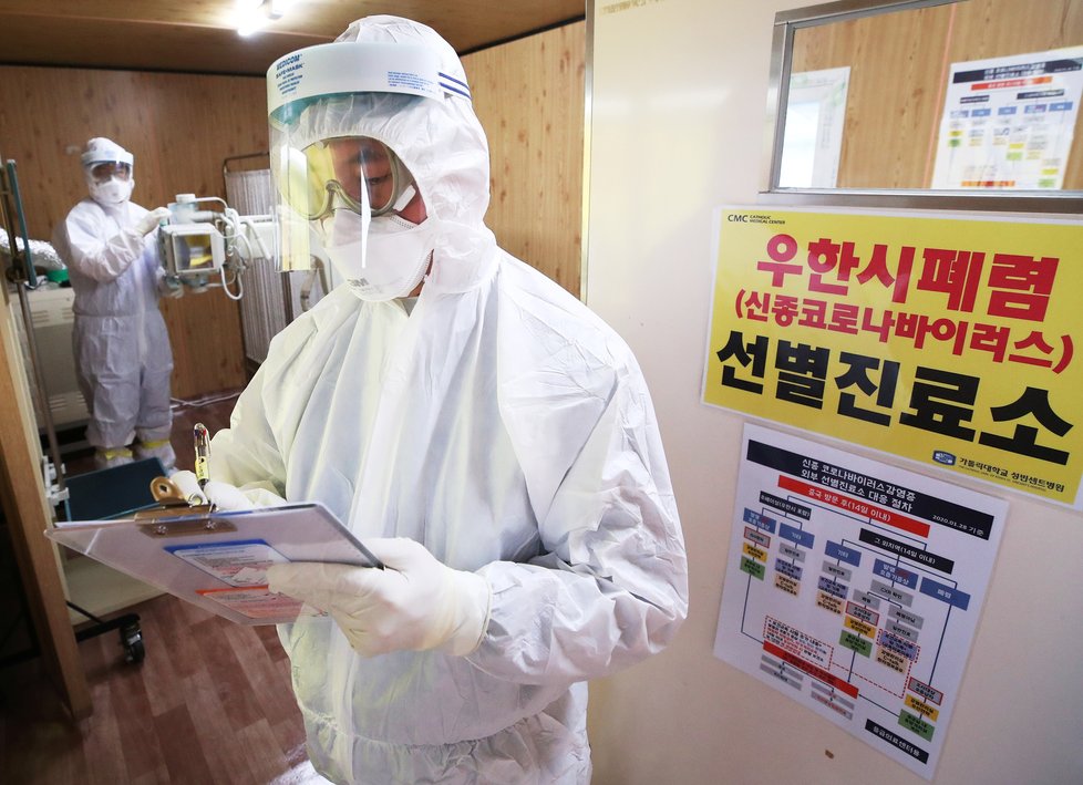 Obavy z koronaviru zasáhly i Jižní Koreu: Vyšetření v nemocnici v Suwonu (29. 1. 2020).