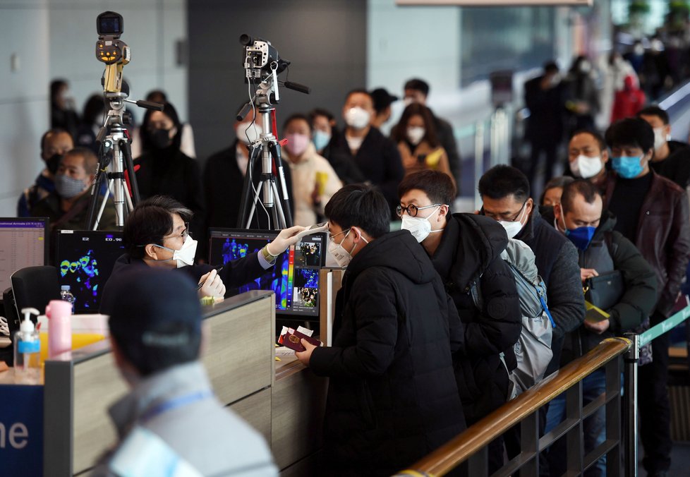 Obavy z koronaviru zasáhly i Jižní Koreu, ke kontrolám dochází i na letišti v Incheonu (29.1.2020)